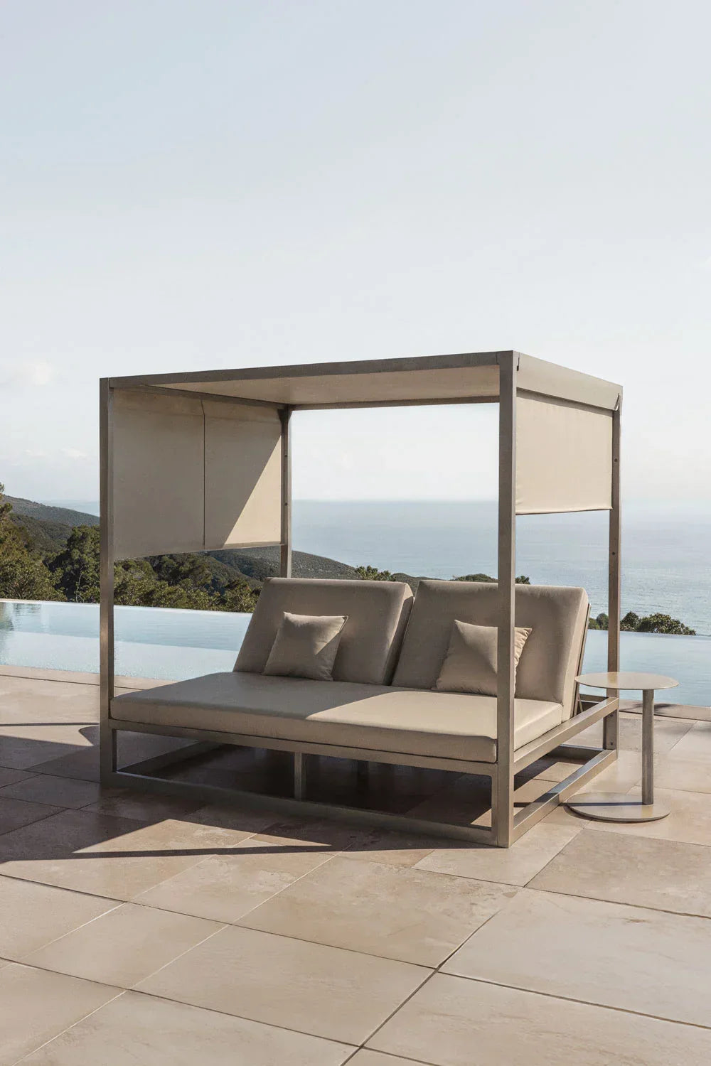 Cama balinesa reclinable en aluminio y tela Nasau