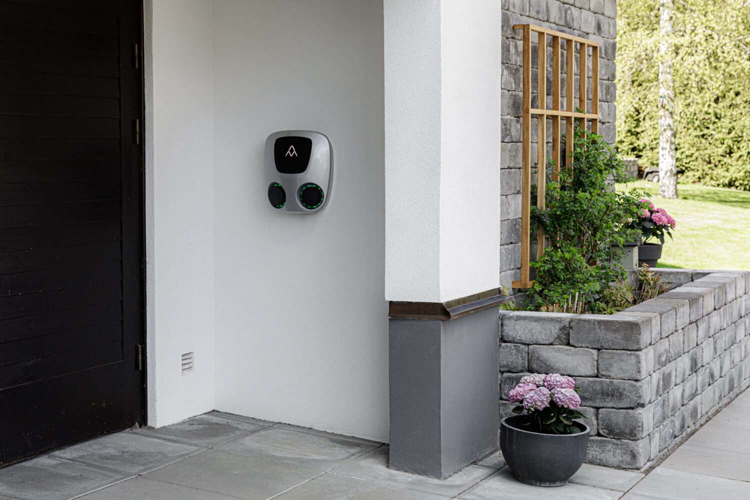 Charge Amps Aura 2x22kW med installation